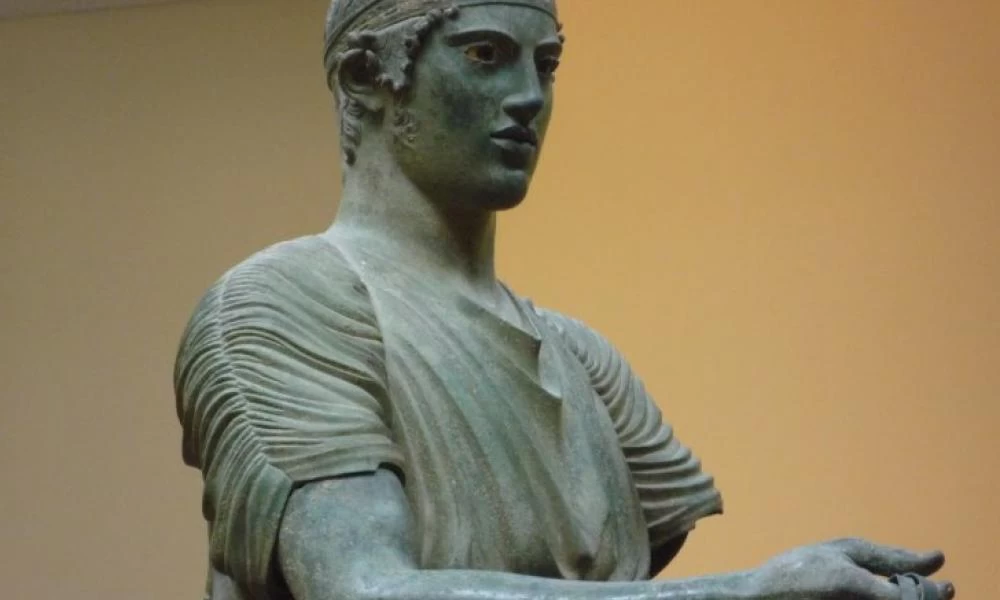 Ο Ηνίοχος των Δελφών κοσμεί πλέον το Μετρό στο Κατάρ